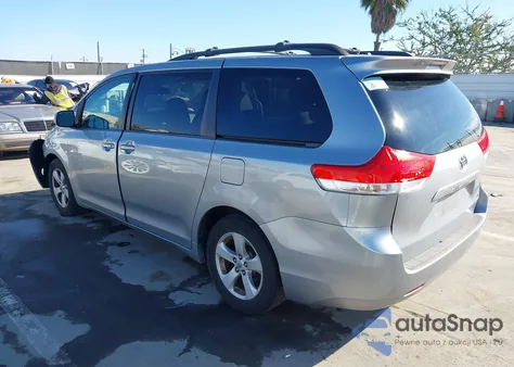 2011 Toyota Sienna Le V6 z USA, uszkodzony, nr VIN 5TDKK3DC8BS132349
